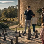 Château de bridoire dordogne : famille près d’un échiquier XXL au Château des Jeux