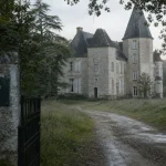Château de la barde dordogne : façade en pierre et chemin au parc