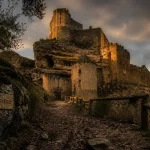 Château de commarque dordogne, sentier vers le castrum troglodytique sur éperon rocheux.