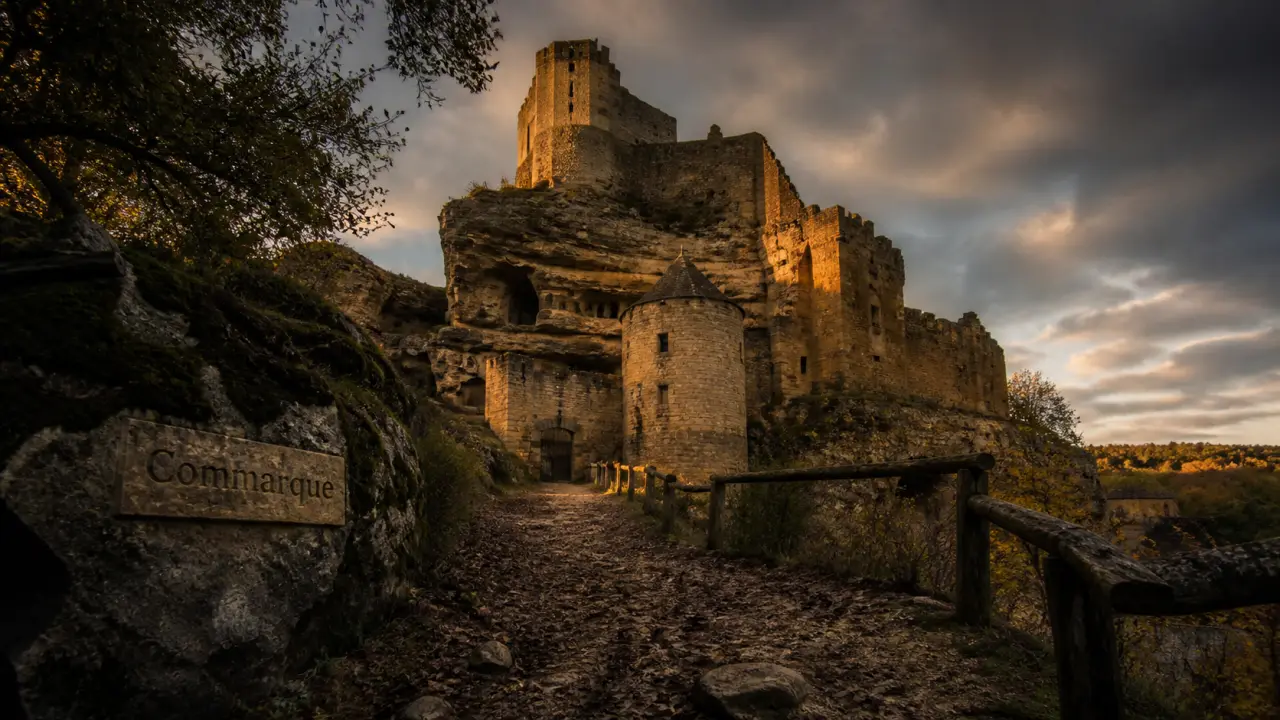 Château de commarque dordogne, sentier vers le castrum troglodytique sur éperon rocheux.