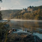 Château de fayrac dordogne vu depuis la Dordogne, brume et rivière