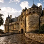 Château de Jumilhac en Dordogne : façade et toitures Renaissance