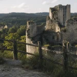 Ruines du château de la tour blanche dordogne, murs de pierre et donjon