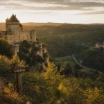Château de laussel dordogne face à Commarque, vue vallée de la Beune au golden hour