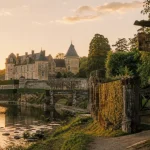 Château de losse thonac dordogne france : vue des jardins et logis Renaissance au coucher du soleil