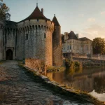 Château de lanquais dordogne : vue golden hour, aile Renaissance et tours médiévales