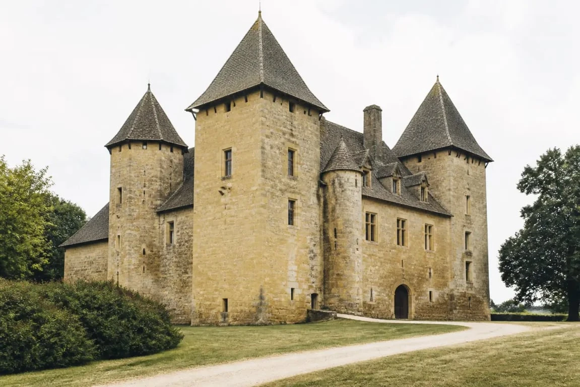 Château de la Grande Filolie dordogne vu de l’extérieur avec ses tours et ses toits de lauzes