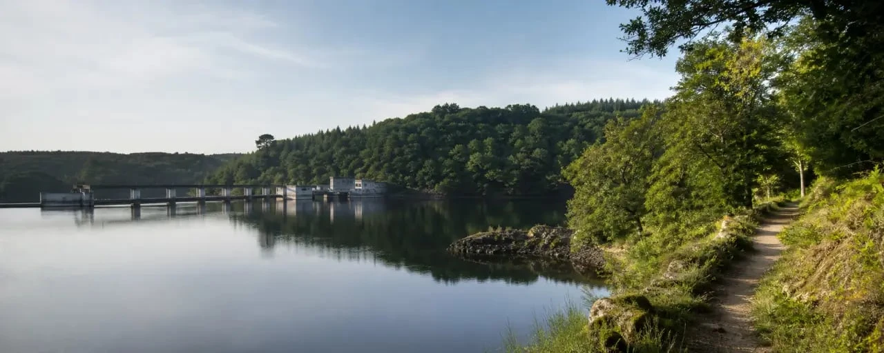 Mialet Dordogne tourisme : vue du barrage de Miallet et de la retenue au cœur du Périgord-Limousin