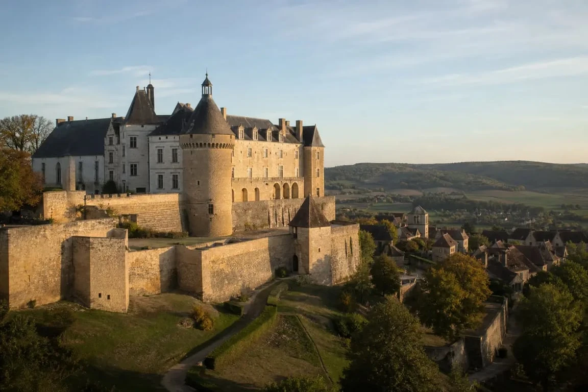 Château de Biron en Dordogne, vue panoramique du monument sur sa colline