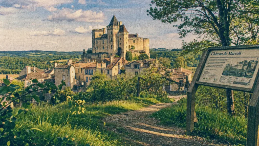 Mareuil-en-Périgord : château, 16 panneaux et 6 randonnées pour une visite réussie