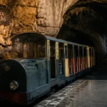 Petit train à Rouffignac, Perigord noir, devant la grotte aux Mammouths