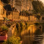 Tourisme le bugue dordogne : marché sur la Vézère, pont en pierre, golden hour