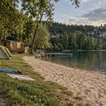 Camping dordogne - le domaine du lac en périgord noir : plage au bord du lac
