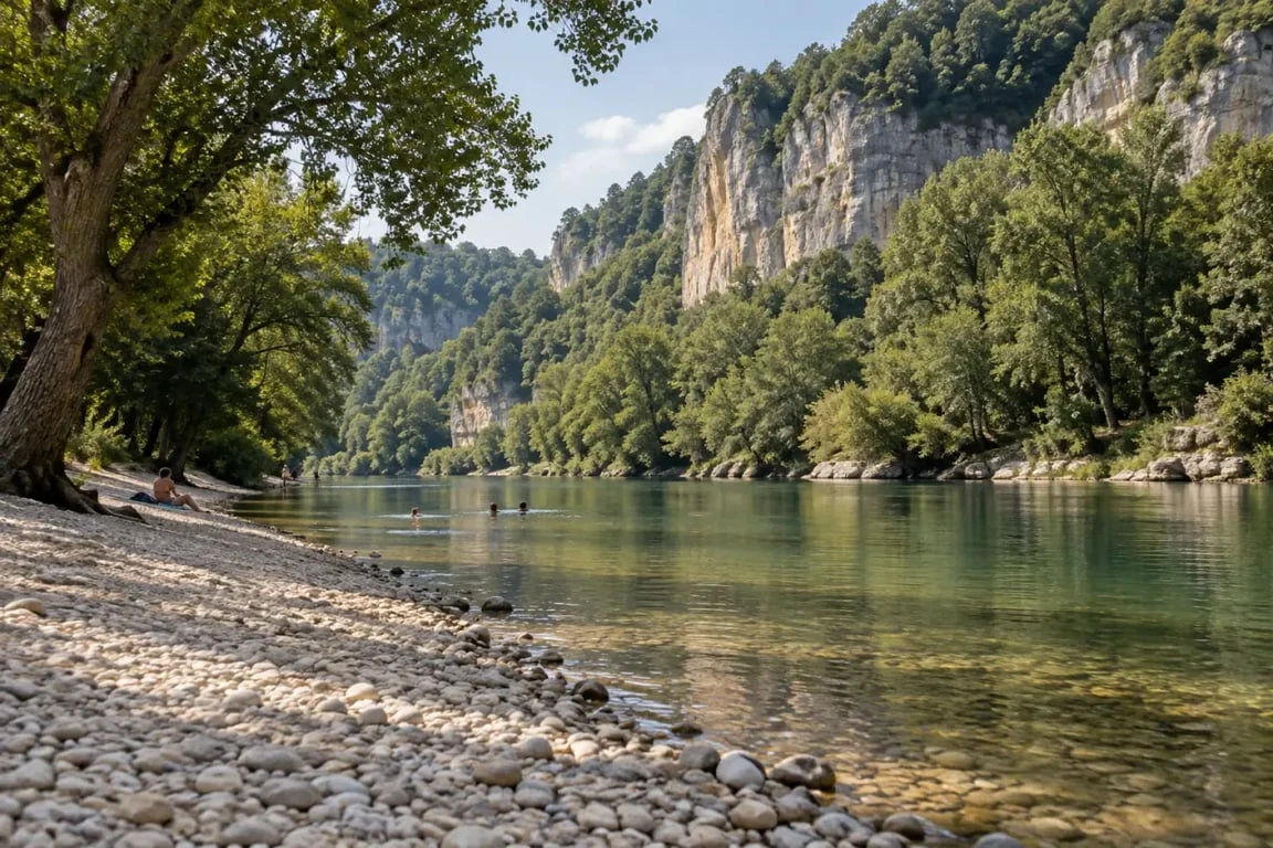 Où se baigner en Dordogne près de Sarlat sur une plage au bord de la rivière