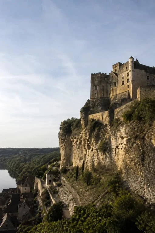 Château des visiteurs dordogne : vue du château de Beynac dominant la vallée de la Dordogne