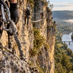 Via ferrata dordogne sarlat : participant sur la falaise, pont de singe