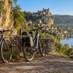 Les châteaux de la dordogne à vélo : vélo près de Beynac, route vallonnée et vallée de la Dordogne